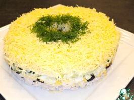 Слоёный салат с черносливом и курицей