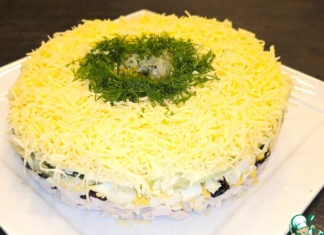 Слоёный салат с черносливом и курицей