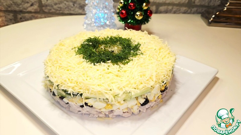 Слоёный салат с черносливом и курицей