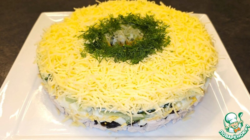 Слоёный салат с черносливом и курицей