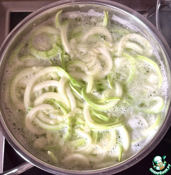 Спагетти из цуккини с курицей