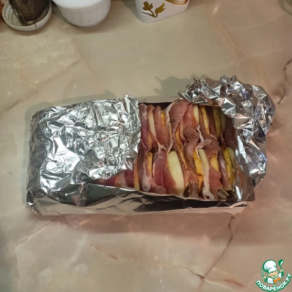 Свинина на шпажках с беконом и картофелем