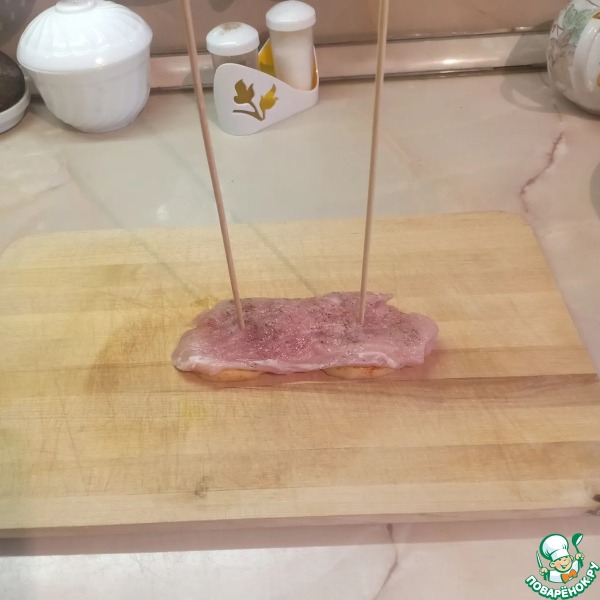 Свинина на шпажках с беконом и картофелем