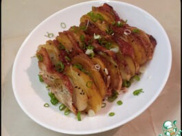 Свинина на шпажках с беконом и картофелем