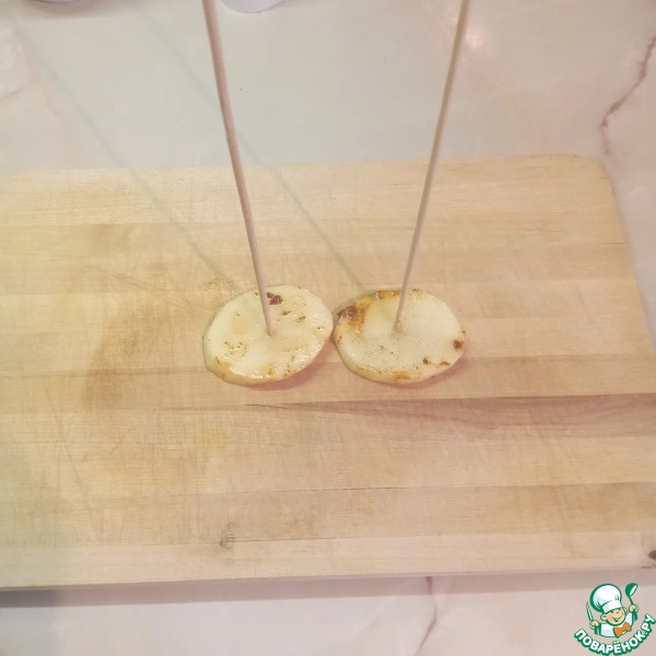 Свинина на шпажках с беконом и картофелем