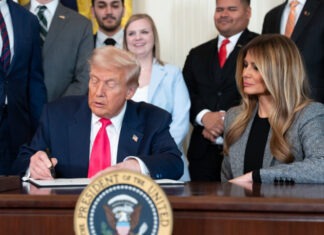 Трамп поддержал идею 500% санкций против стран, которые ведут бизнес с РФ