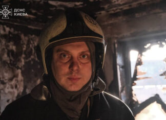 В Киеве спасатель тушил пожар в собственной квартире после атаки РФ