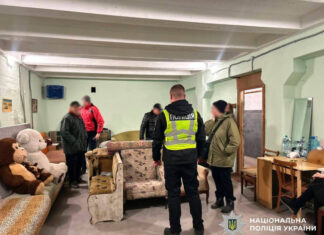 В Киеве во время обстрела РФ пенсионерка не пустила женщину с ребенком в укрытие, которое «сделали для себя» | ВИДЕО