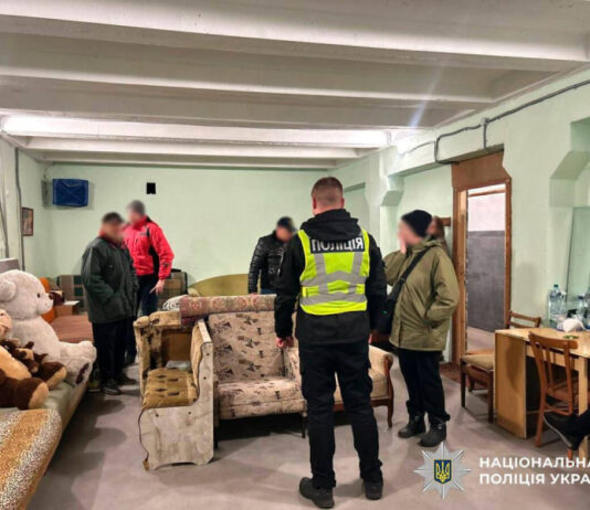 В Киеве во время обстрела РФ пенсионерка не пустила женщину с ребенком в укрытие, которое «сделали для себя» | ВИДЕО