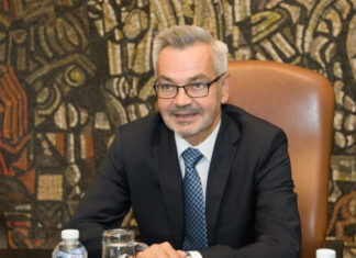 В Петербурге связанные с «Единой Россией» активисты напали на посла Польши