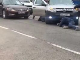 В Виннице автомобиль с ТЦК протащил мужчину по дороге | ВИДЕО