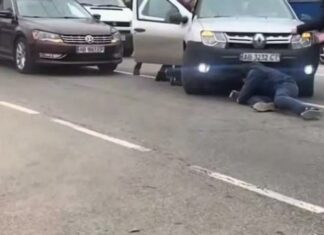 В Виннице автомобиль с ТЦК протащил мужчину по дороге | ВИДЕО