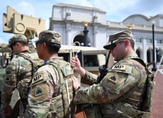 Возле Белого дома ранены два бойца Нацгвардии