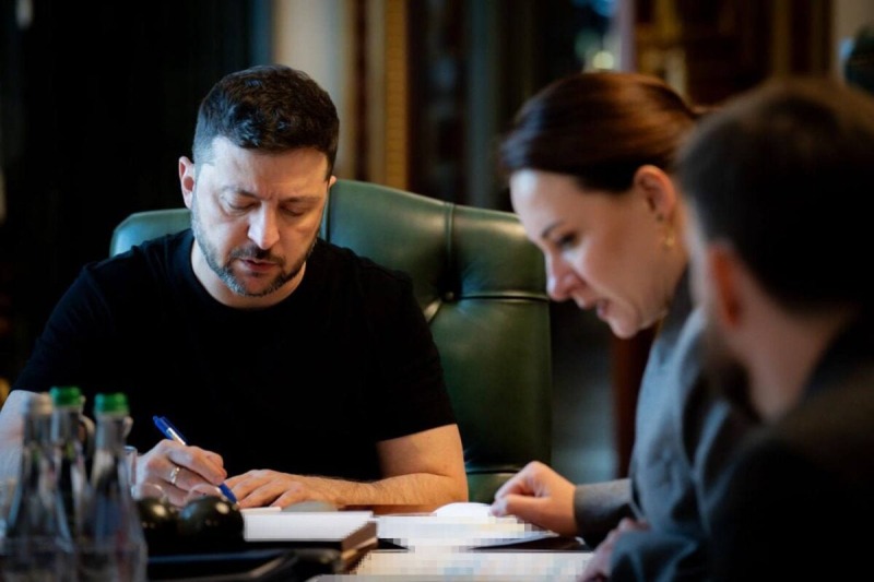 Зеленский на фоне кризиса в Укрзализныце пообещал бесплатный проезд украинцам на 3000 км