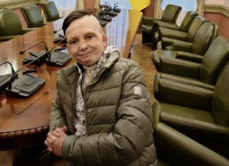 Зеленский наградил львовского школьника, который после ракетного удара РФ пережил 35 операций