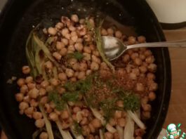 Зелёный лук с жареным чесноком, нутом