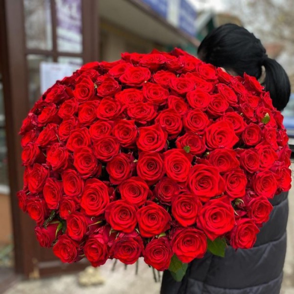 101 роза — эффектный подарок на любой случай