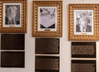 Белый дом установил таблички с описанием президентов США: Байдена назвали «худшим» | ФОТО