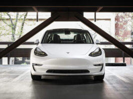 Bloomberg: В США 15 человек погибли из-за заблокированных дверей Tesla