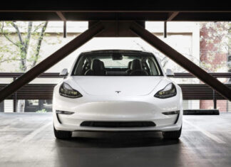 Bloomberg: В США 15 человек погибли из-за заблокированных дверей Tesla