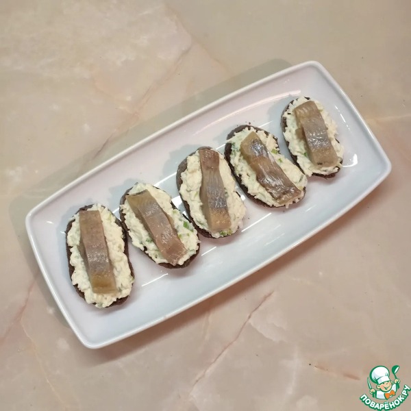 Бутерброды с яйцом и сельдью