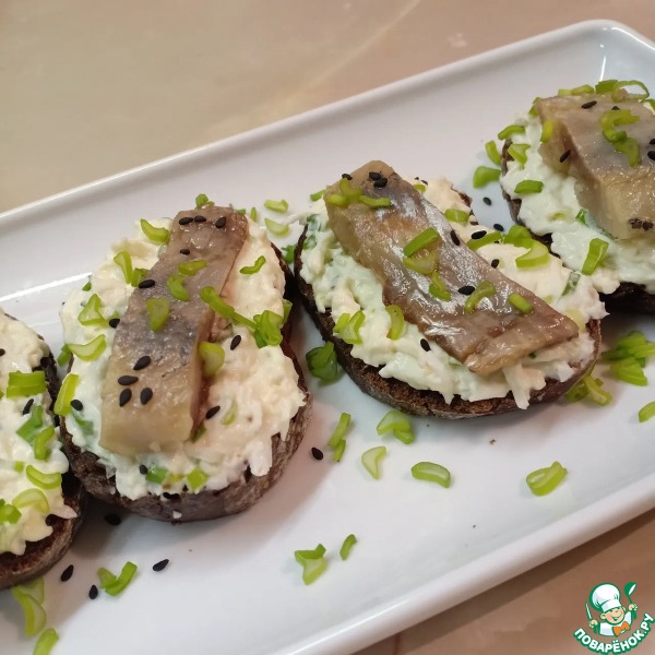 Бутерброды с яйцом и сельдью