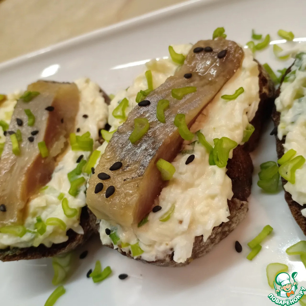 Бутерброды с яйцом и сельдью