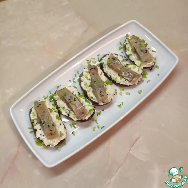 Бутерброды с яйцом и сельдью