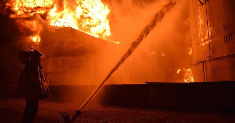 Дроны атаковали нефтебазу в Орловской области | ВИДЕО