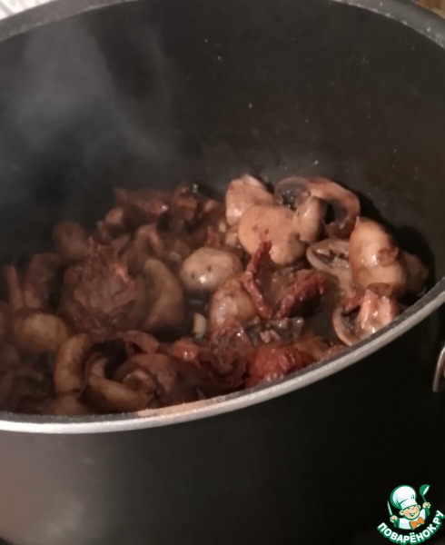 Фузилли с грибным соусом и шпинатом