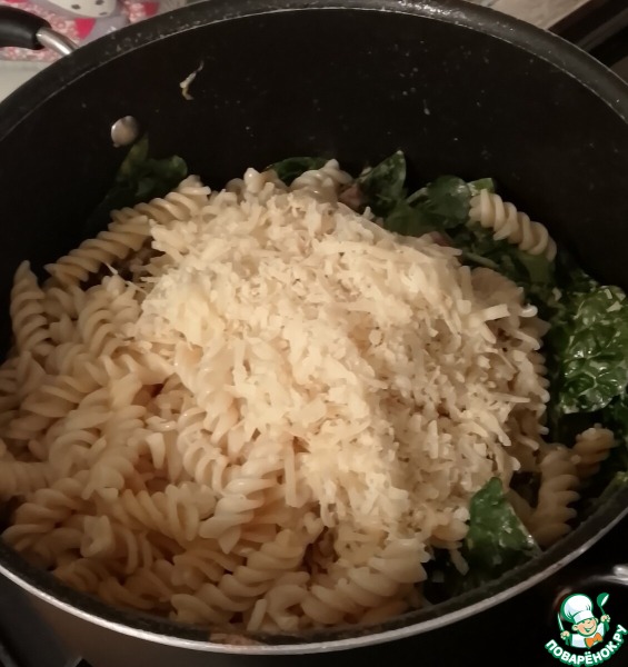 Фузилли с грибным соусом и шпинатом