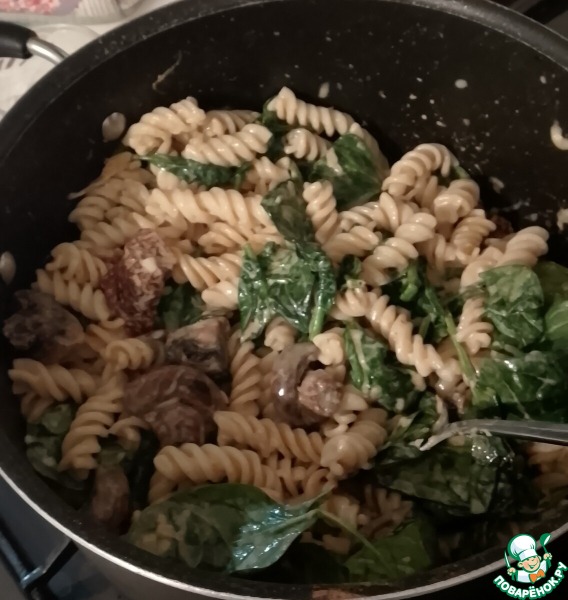 Фузилли с грибным соусом и шпинатом