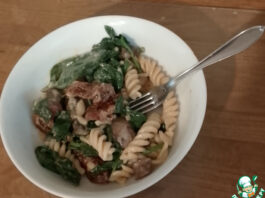 Фузилли с грибным соусом и шпинатом