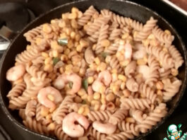 Фузилли с обжаренной кукурузой и креветками