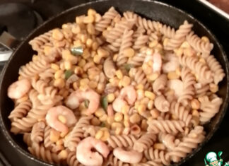 Фузилли с обжаренной кукурузой и креветками