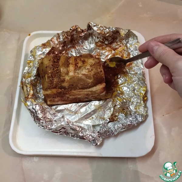 Грудинка, запеченная с томатной пастой