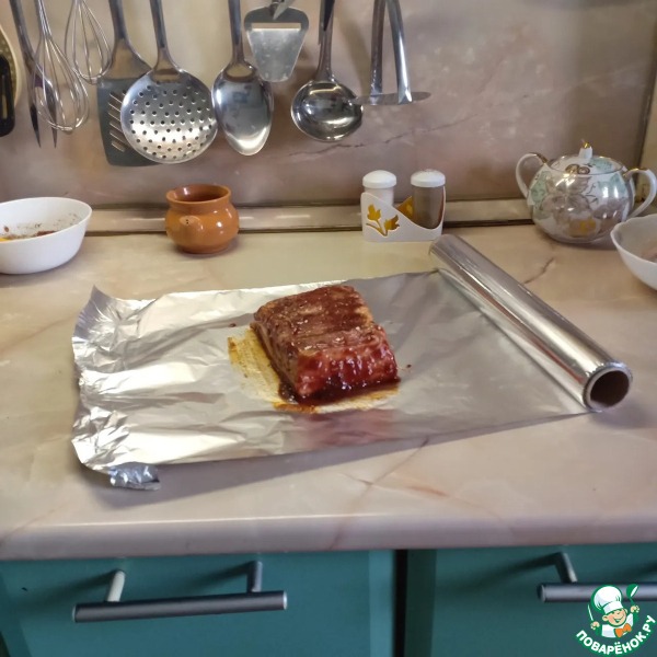 Грудинка, запеченная с томатной пастой