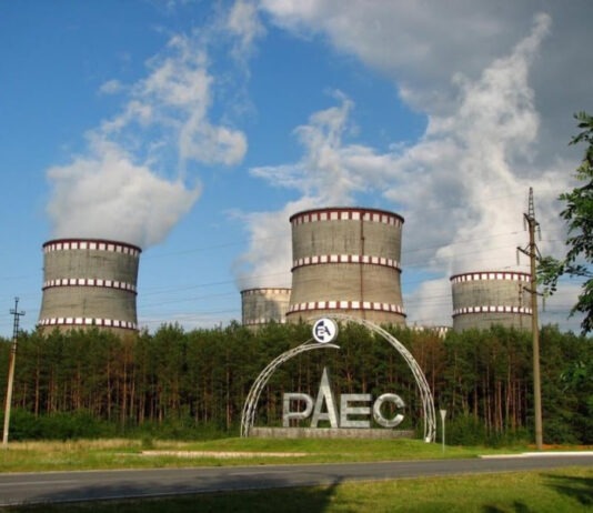 Хмельницкая и Ровенская АЭС снизили мощность из-за обстрелов РФ