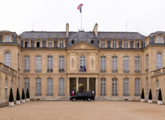 Из резиденции Макрона исчезло серебро и фарфор на десятки тысяч евро