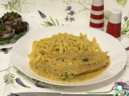 Куриная грудка в луково-сливочном соусе