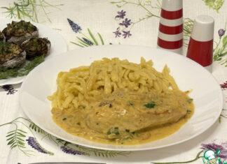 Куриная грудка в луково-сливочном соусе