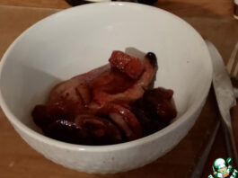 Медовая утка в соусе из груш