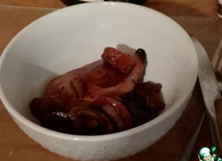 Медовая утка в соусе из груш