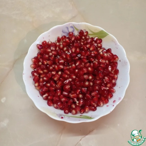 Мясной салат с гранатом, фасолью, огурцами