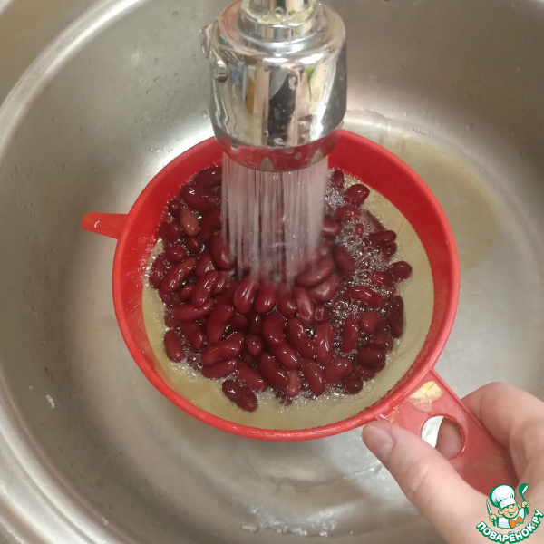 Мясной салат с гранатом, фасолью, огурцами