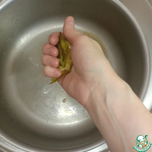 Мясной салат с гранатом, фасолью, огурцами