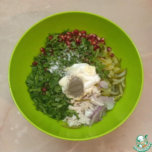 Мясной салат с гранатом, фасолью, огурцами