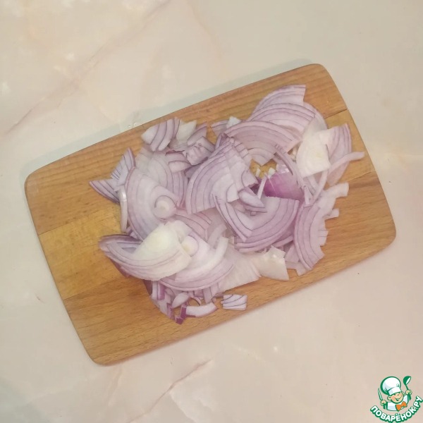 Мясной салат с гранатом, фасолью, огурцами