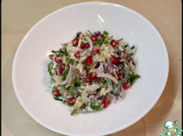 Мясной салат с гранатом, фасолью, огурцами