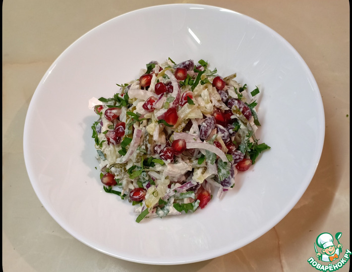 Мясной салат с гранатом, фасолью, огурцами